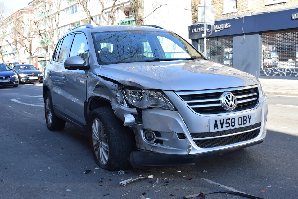 Coche con daños en la carrocería tras un accidente de tráfico