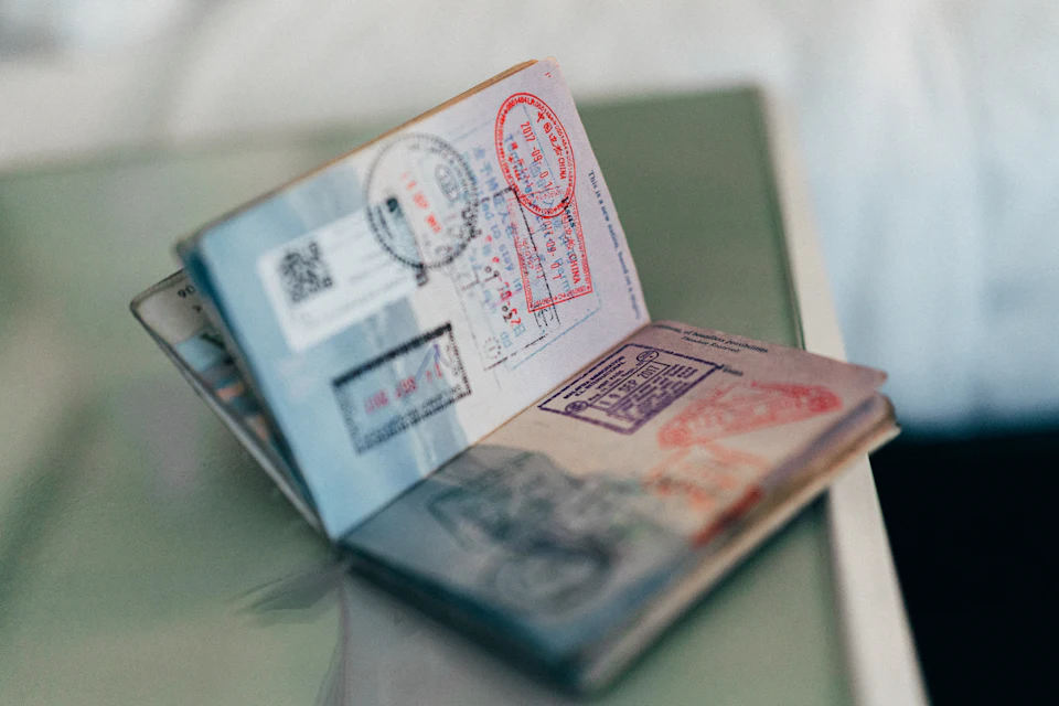 Pasaporte abierto con sellos de entrada