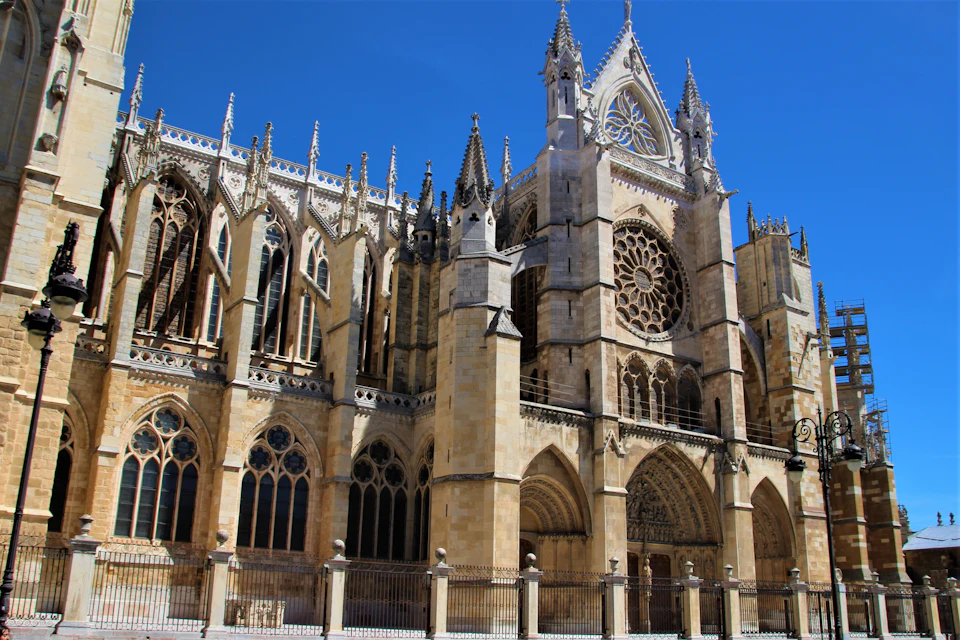 Catedral de León bajo un cielo despejado