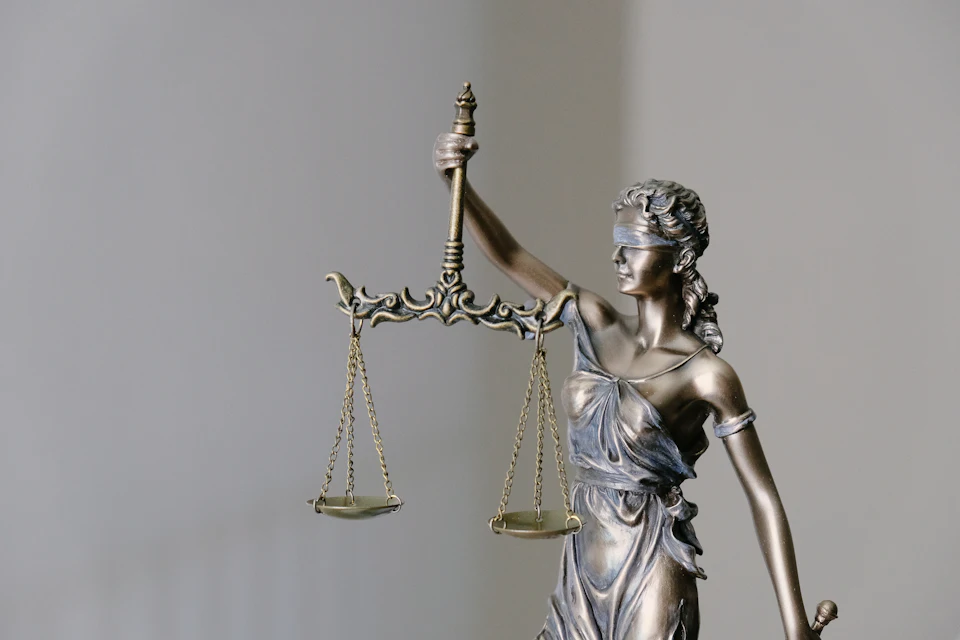 Estatua de la Justicia con la balanza y la espada